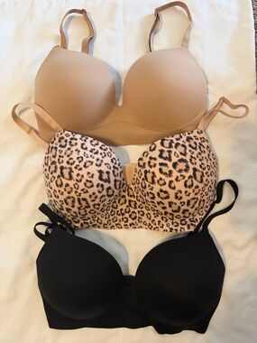 Victoria’s Secret Incredible bra lot 32DD